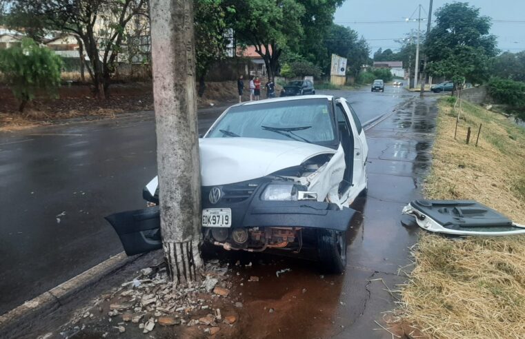 Carro colide contra superposte após colisão em via pública