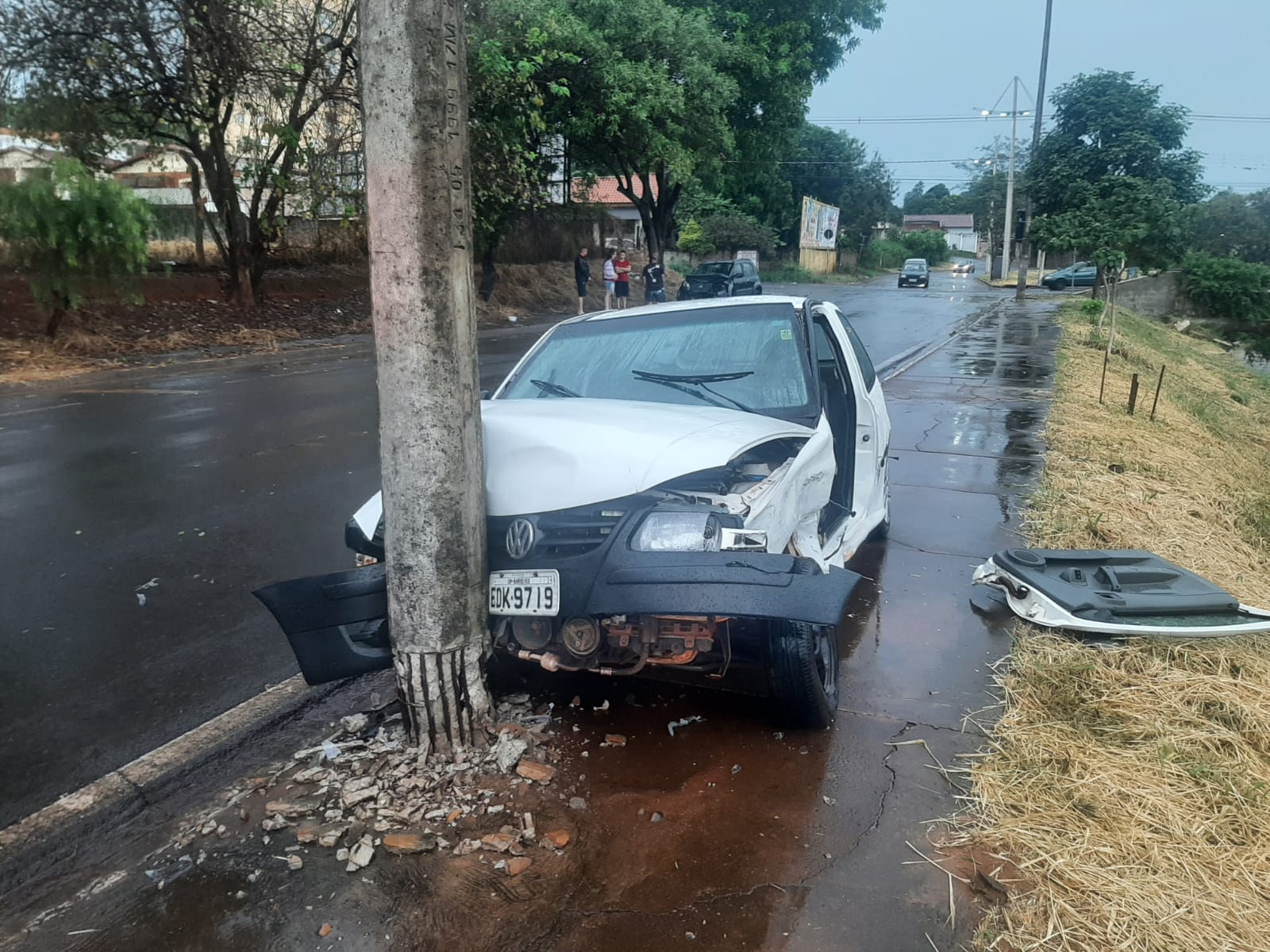 Carro colide contra superposte após colisão em via pública