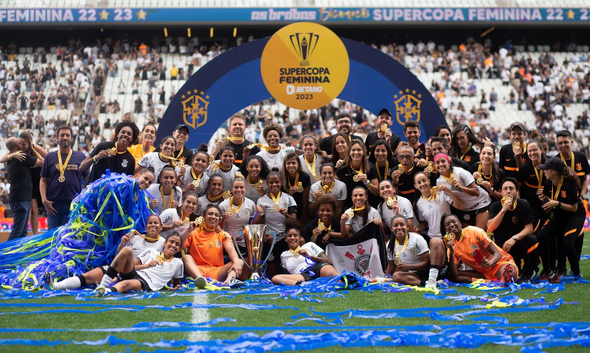 Corinthians é bi da Supercopa Feminina com goleada no Flamengo