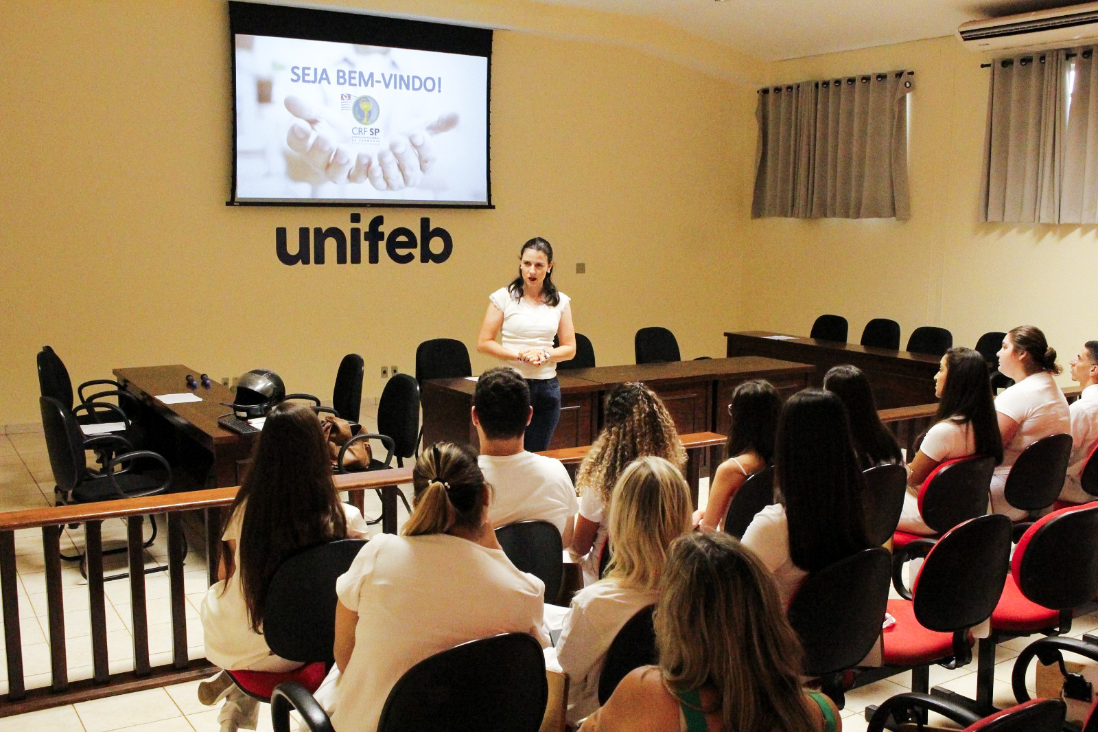 Recém-formados em Farmácia no UNIFEB recebem carteira do CRF em cerimônia no campus 