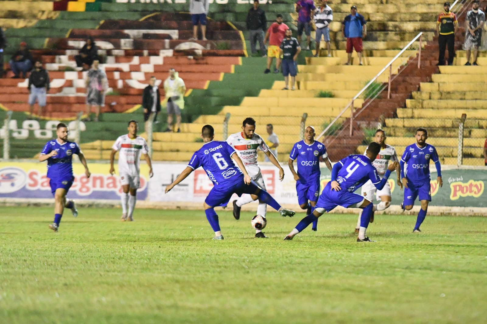 BEC vence a primeira em casa com gols de Batata e Mococa