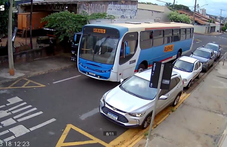 Ônibus danifica caminhão estacionado no bairro América