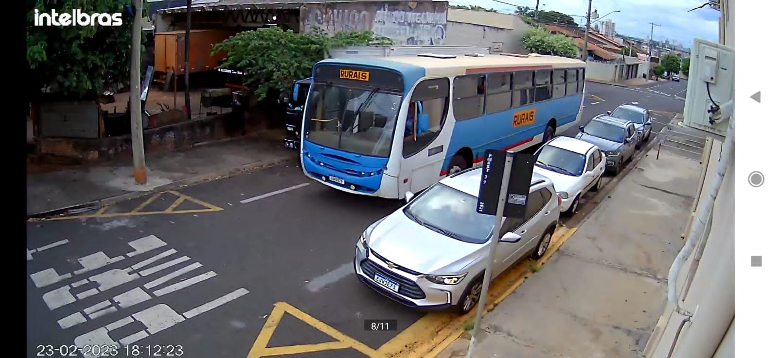 Ônibus danifica caminhão estacionado no bairro América