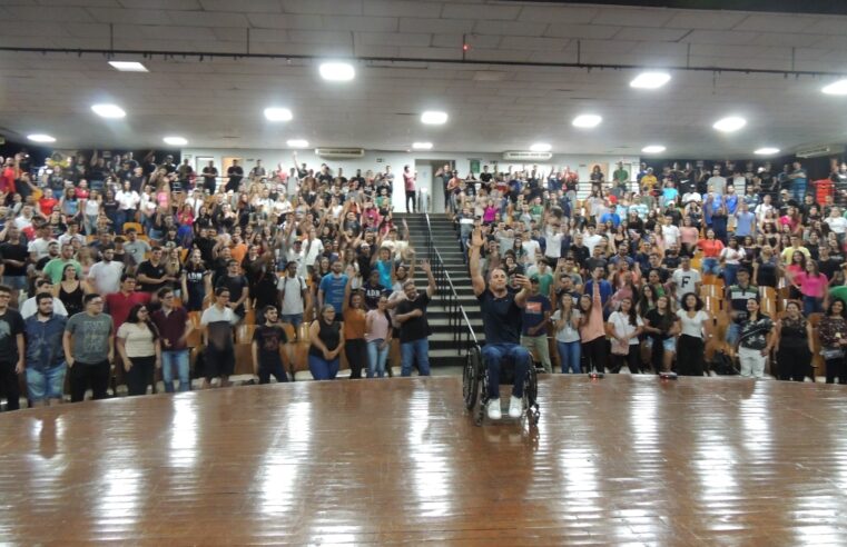 VOLTA ÀS AULAS: Calouros do UNIFEB participam de palestra com o atleta barretense Fabrício Taveira