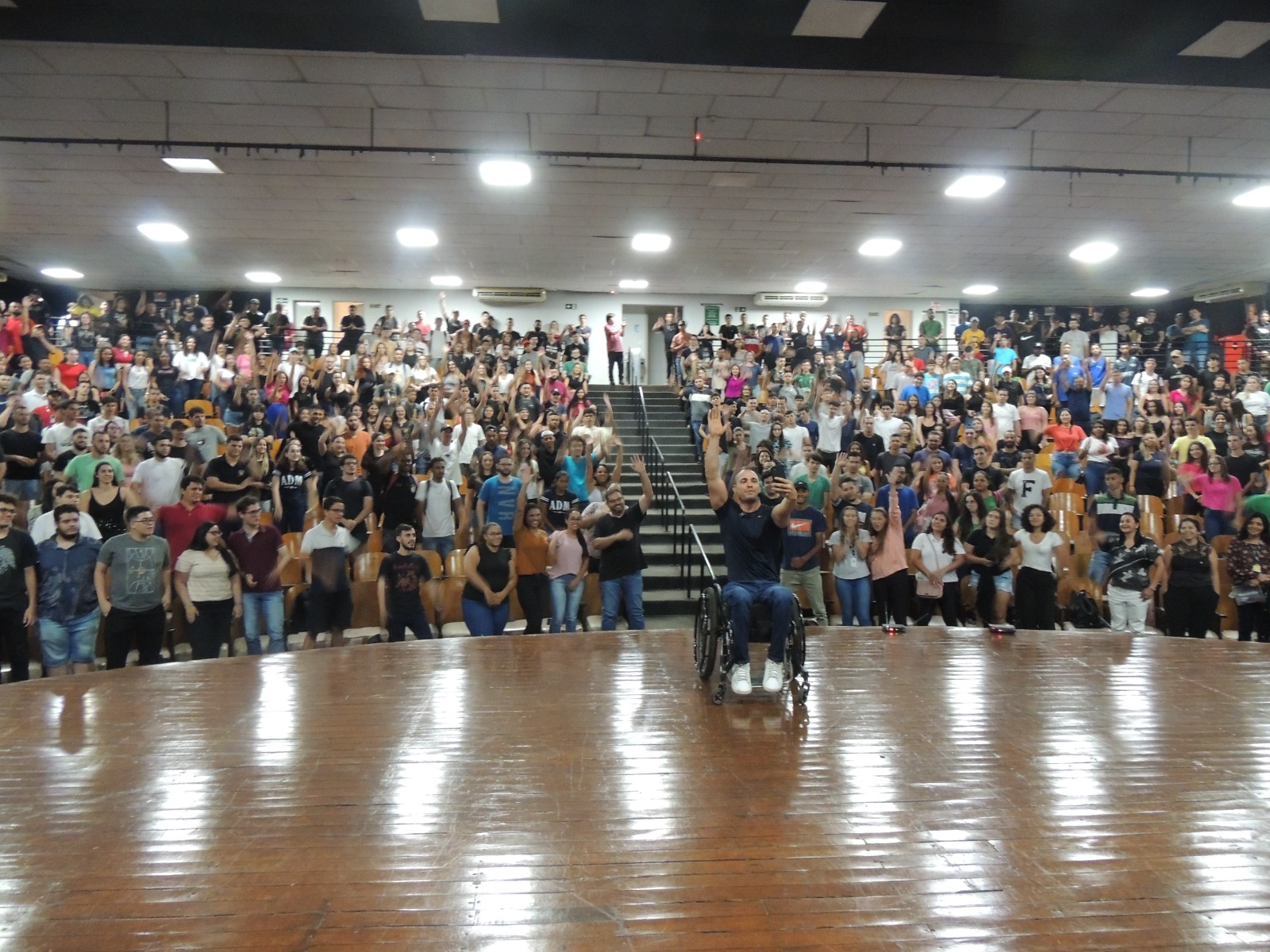 VOLTA ÀS AULAS: Calouros do UNIFEB participam de palestra com o atleta barretense Fabrício Taveira