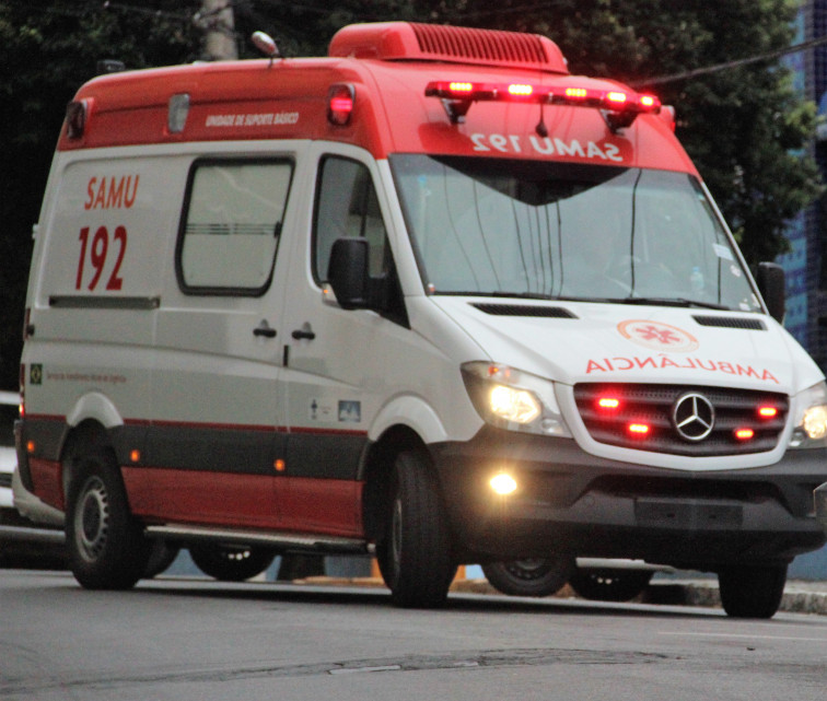 Veículo colide na traseira de caminhão na SP 326