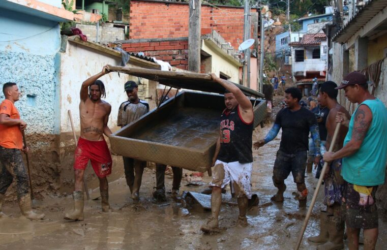 São Sebastião: 7,5 toneladas de doações serão entregues a família