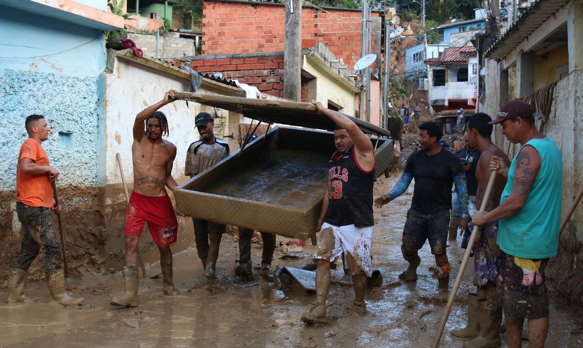 São Sebastião: 7,5 toneladas de doações serão entregues a família