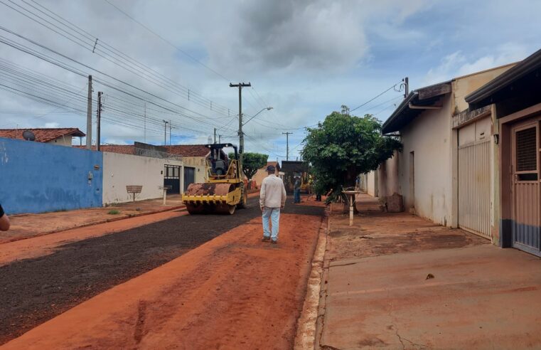 Rua C19 será recapeada junto a C15, no Christiano Carvalho, após processo chamado de salgar o asfalto