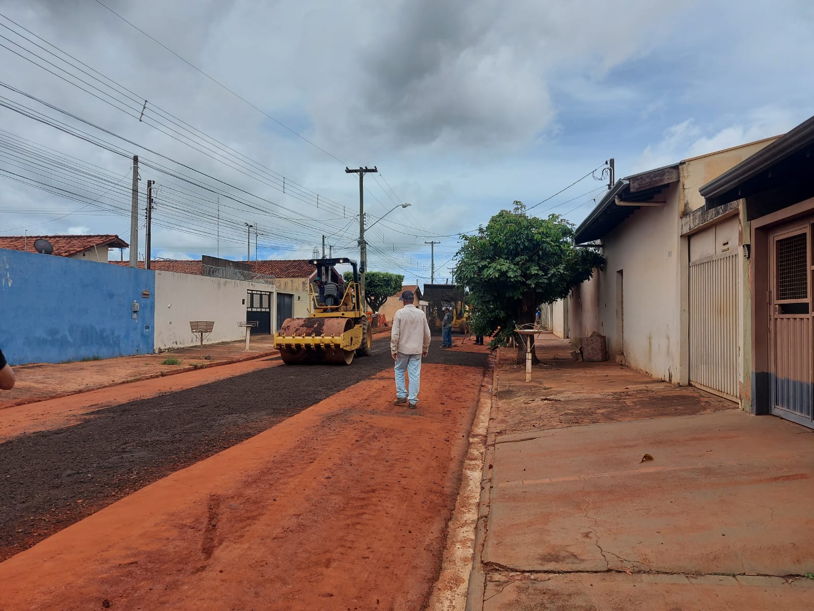 Rua C19 será recapeada junto a C15, no Christiano Carvalho, após processo chamado de salgar o asfalto