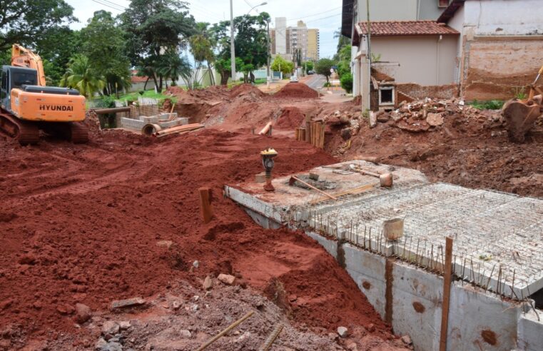 Instalação de aduelas pré-moldadas na Rua 18 entra na fase final