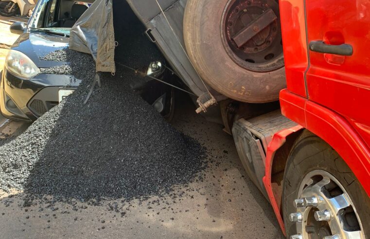 Caminhão carregado tomba sobre veículo no bairro América