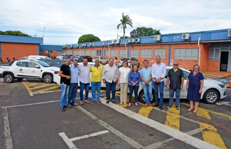 Prefeita Paula Lemos faz entrega de veículos para entidades assistenciais e apresenta Van acessível destinada ao Programa Leva e Traz