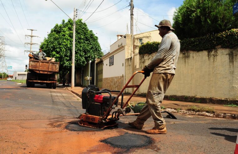 Bairro Christiano Carvalho e diversos pontos da cidade passam por Operação “Tapa-Buracos”