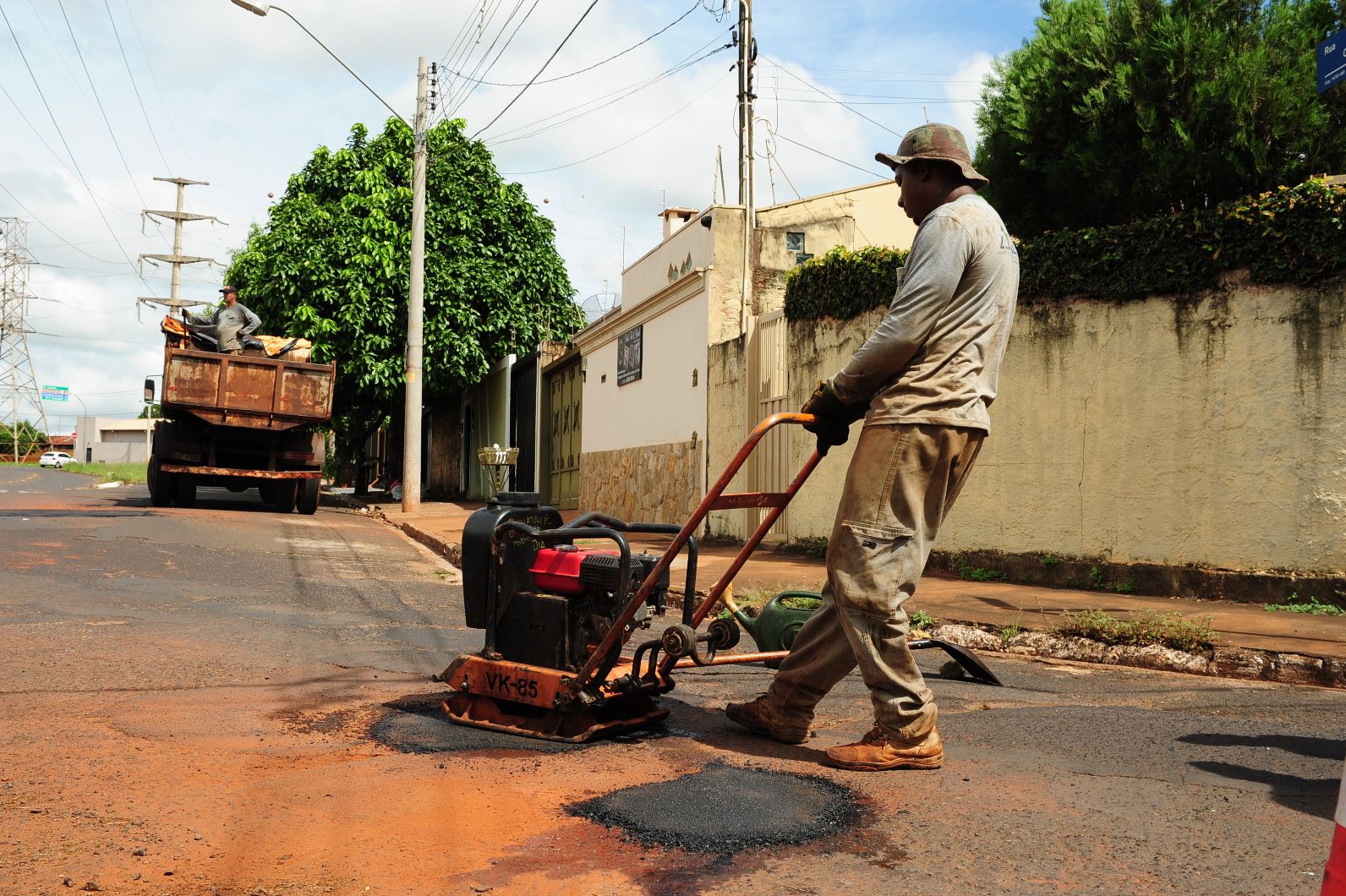 Bairro Christiano Carvalho e diversos pontos da cidade passam por Operação “Tapa-Buracos”