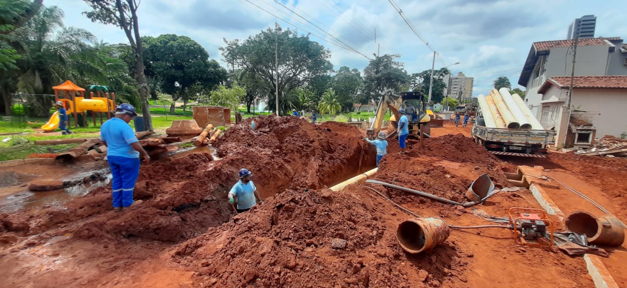 SAAEB retorna adutora na rua 18 ao traçado correto após colocação de aduelas