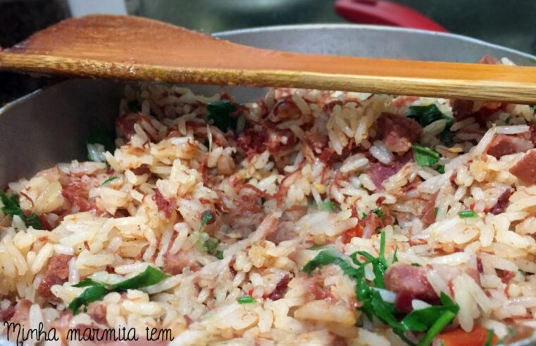 Cozinheira Tia Vera serve neste domingo (26) marmitex completo de arroz carreteiro