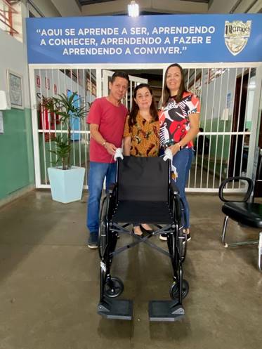 TEBE entrega cadeira de rodas em Escola Estadual de Bebedouro