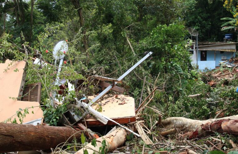 Sobe para 57 número de mortos após chuvas no litoral norte paulista