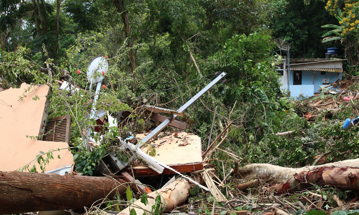 Sobe para 57 número de mortos após chuvas no litoral norte paulista