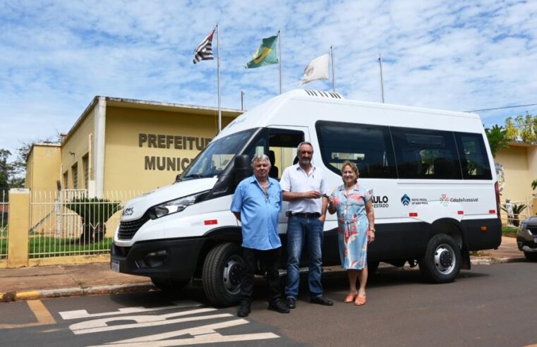 Prefeitura de Colina recebe van acessível para o transporte de pacientes