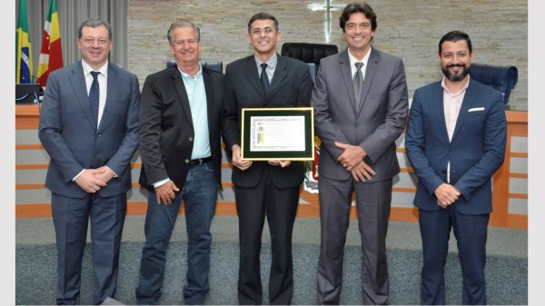 Dr Carlos Véo, médico do H.A. recebe Título de Cidadão Honorário