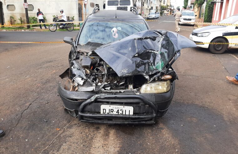 Polícia registra colisão entre carro e ônibus no centro