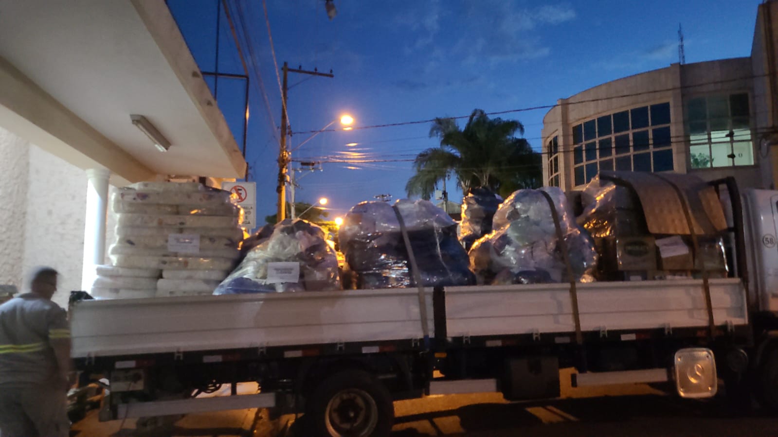 Campanha “Arrecadação Solidária” envia 10 toneladas de mantimentos para litoral norte