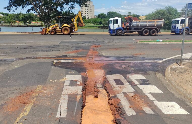 SAAE Barretos faz reparo em vazamento de rede de água na Região dos Lagos