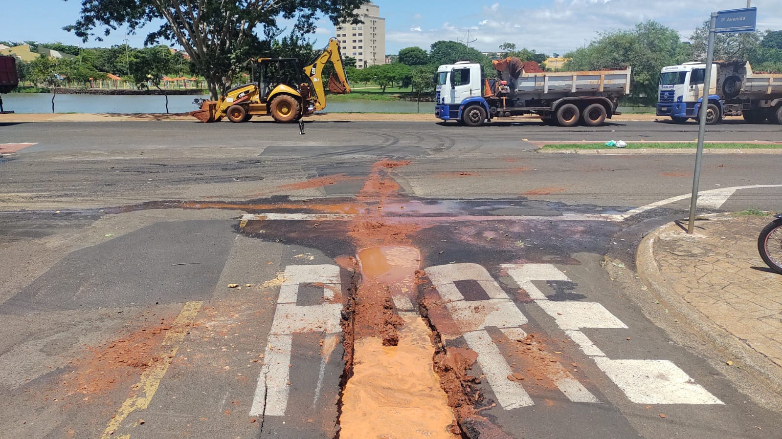 SAAE Barretos faz reparo em vazamento de rede de água na Região dos Lagos