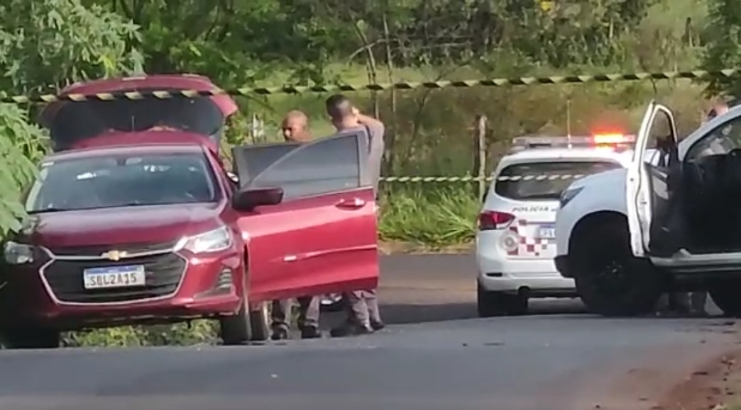 Polícia investiga morte de homem encontrado em porta-malas amarrado