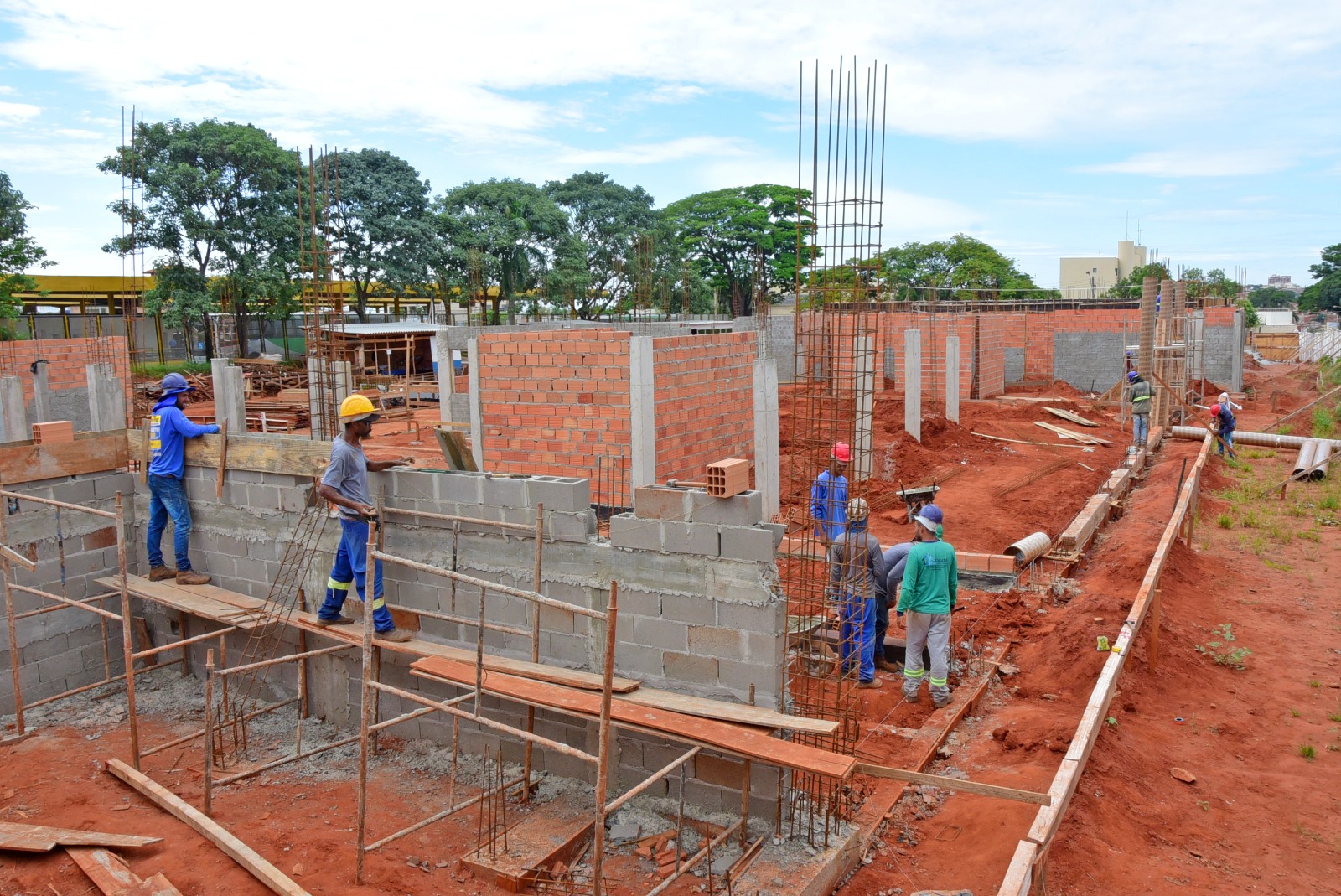 Obras do Novo “Postão” avançam e pavimento térreo começa a ser estruturado