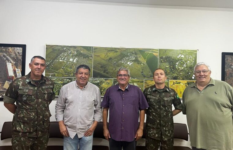 Representantes do Tiro de Guerra visitam Parque do Peão