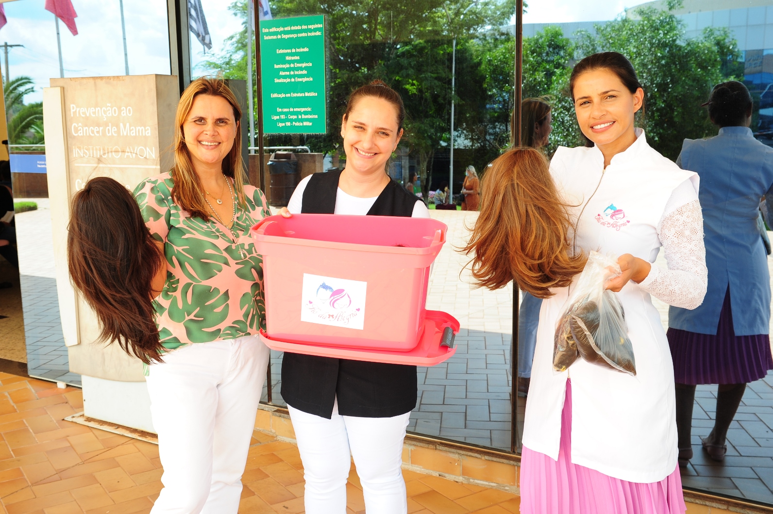 Fundo Social de Solidariedade entrega perucas para o Hospital de Amor