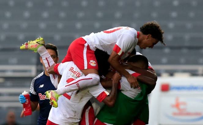 BEC leva goleada e cai para a Segundona