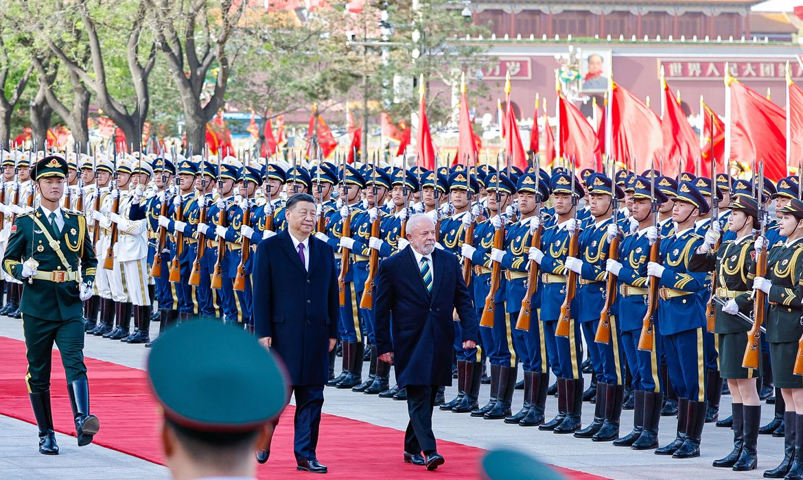 Relação entre Brasil e China muda de patamar após viagem de Lula