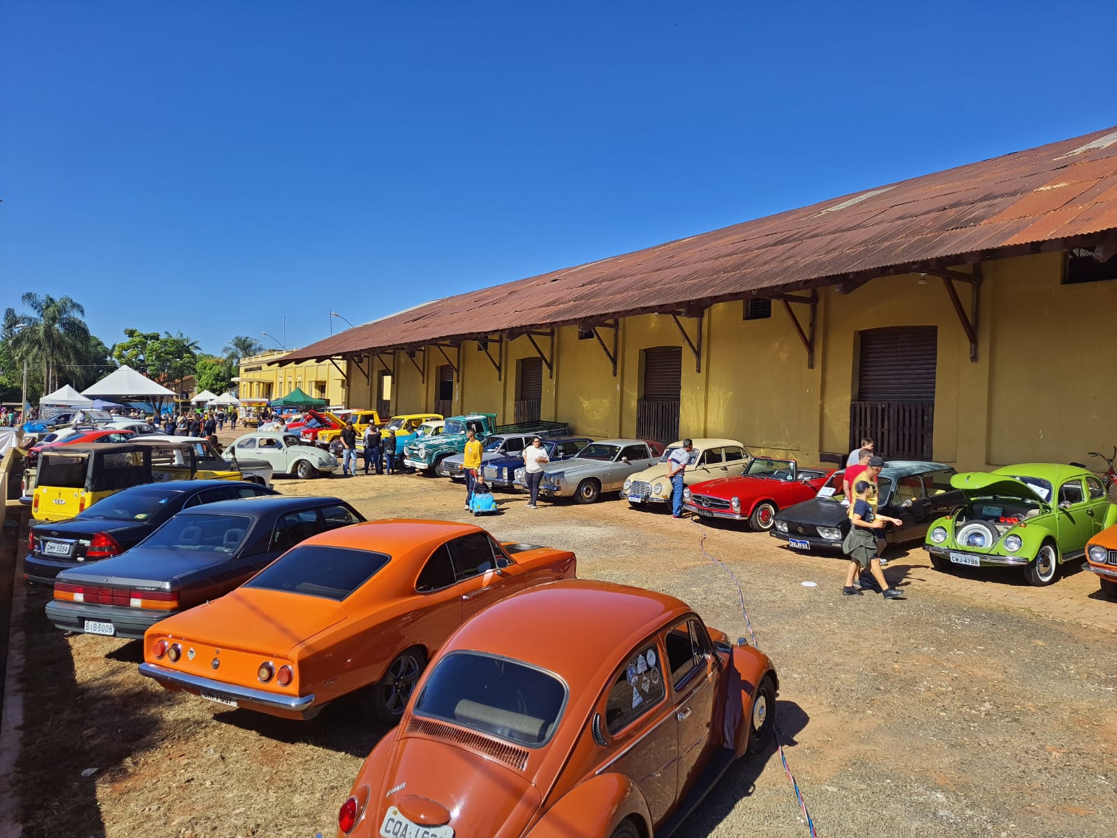 Aniversário de Colina teve encontro de veículos antigos