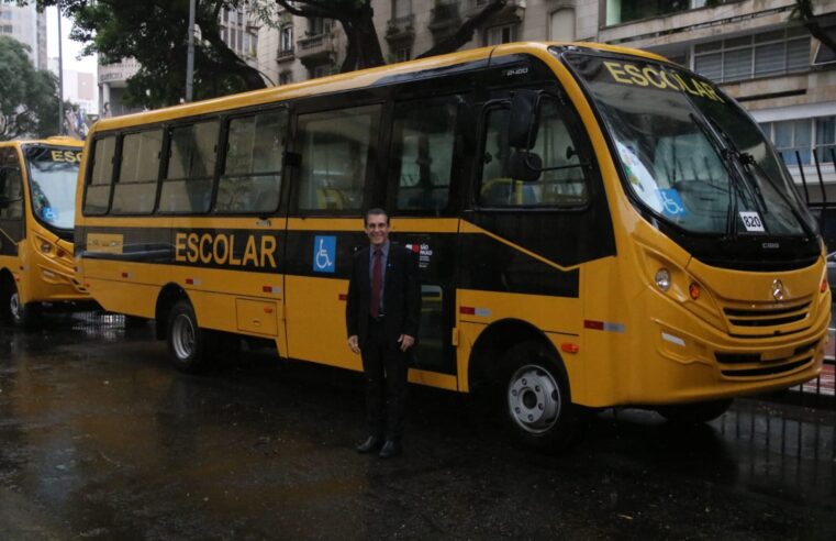 Deputado Sebastião Santos participa da entrega de ônibus escolares