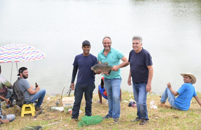 Lago de Colina ganhou peixes soltos pela Prefeitura na Semana Santa Santa