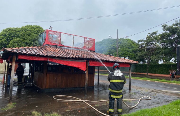 Bombeiros combatem incêndio em quiosque de lanches na Frade Monte