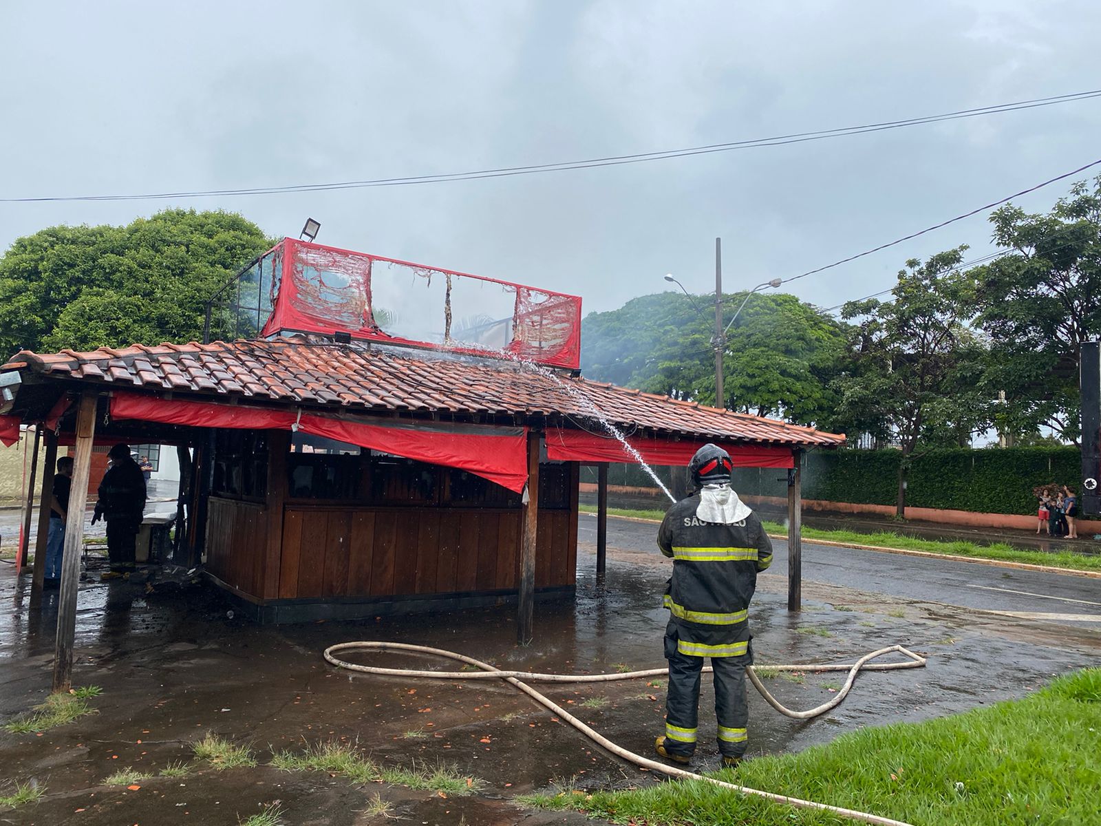 Bombeiros combatem incêndio em quiosque de lanches na Frade Monte