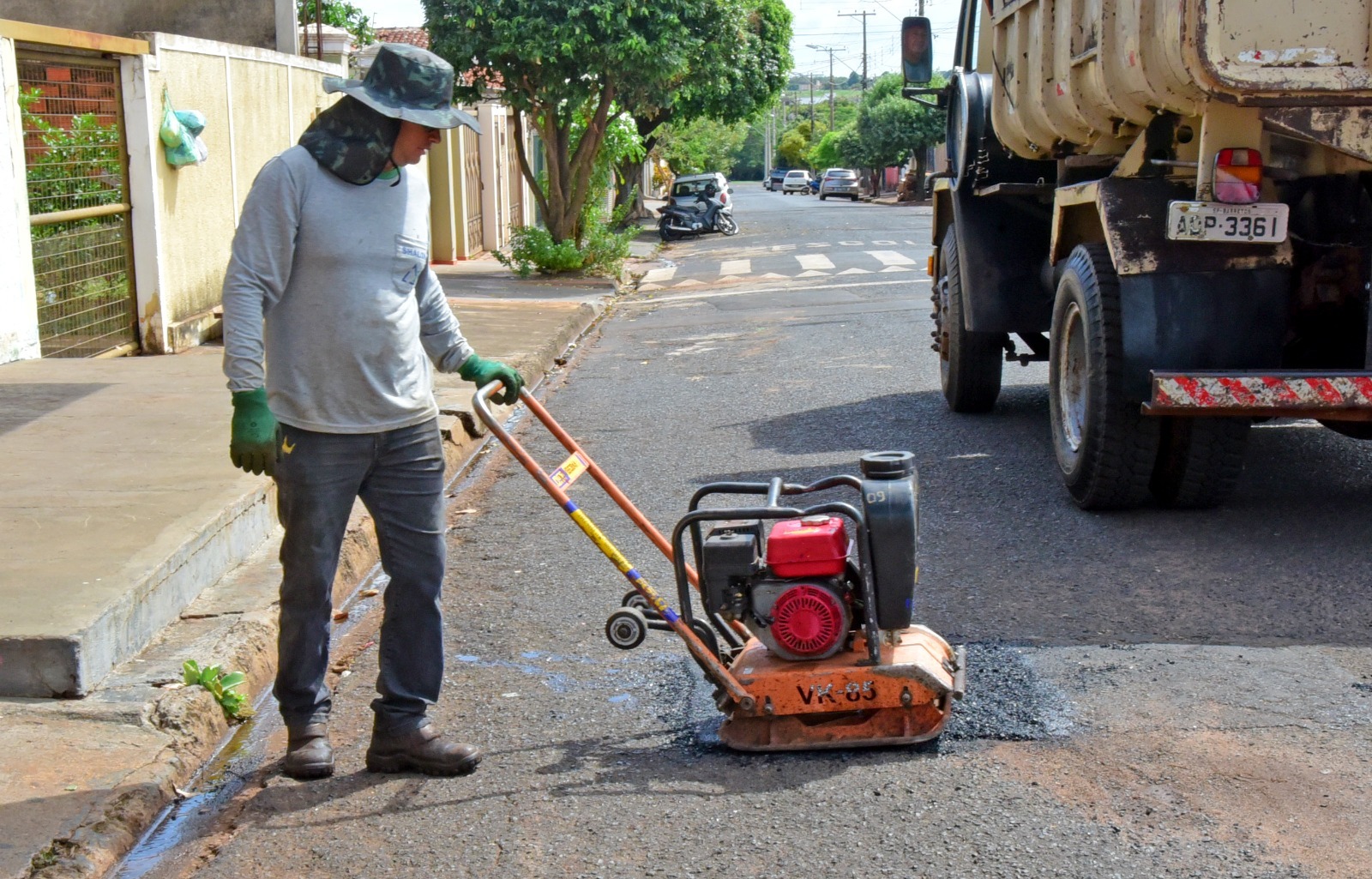 Prefeitura de Barretos conclui Operação Tapa-Buraco no bairro Los Angeles Equipes seguem com serviços na área central e bairro Pereira