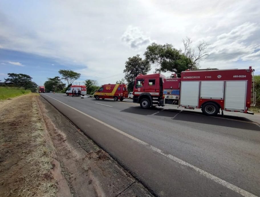 Acidente fatal em rodovia envolve motociclista e caminhão em manobra