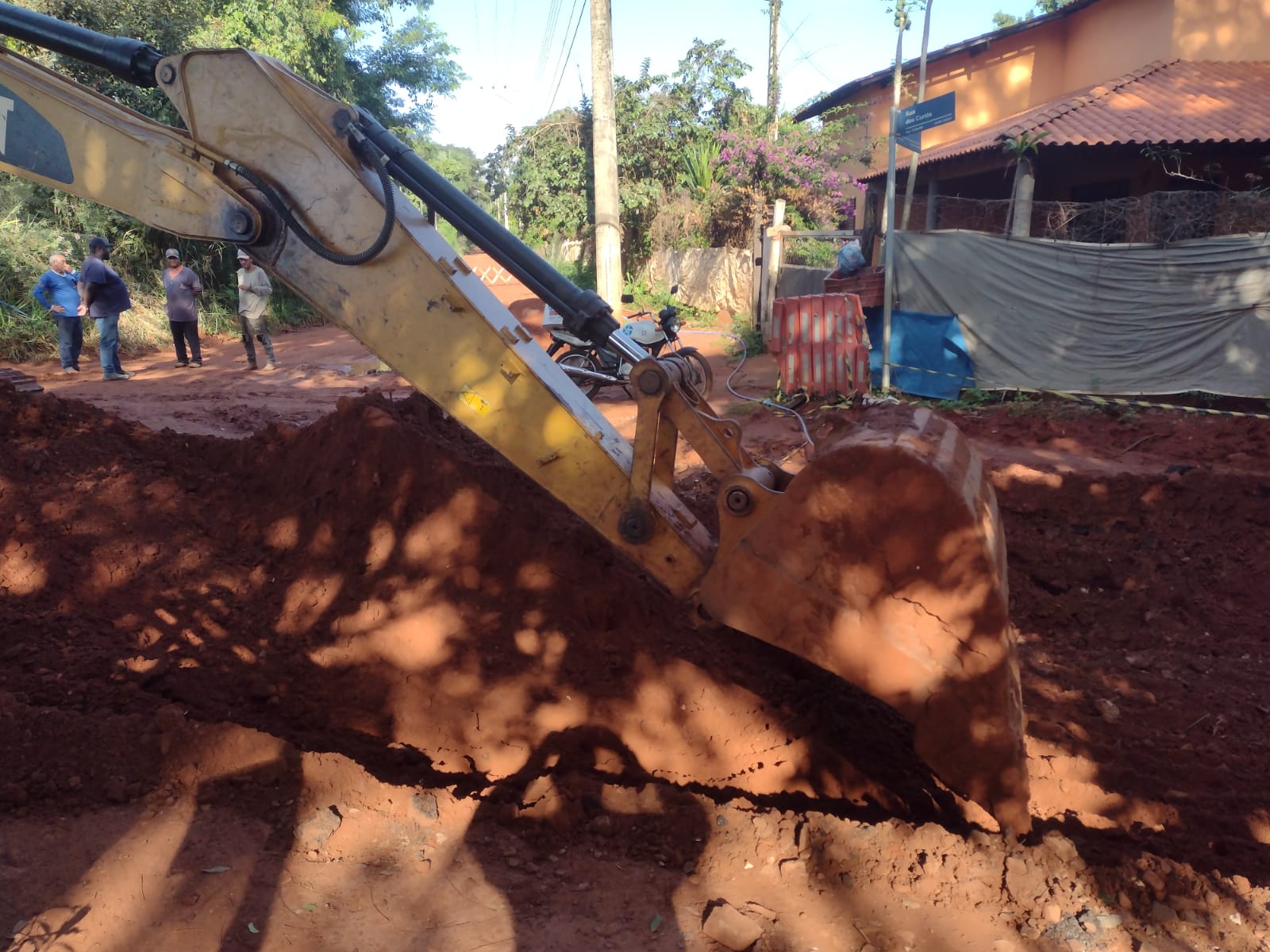 Prefeitura inicia obras para o asfalto do Jardim Caiçara, após 70 anos de espera dos moradores