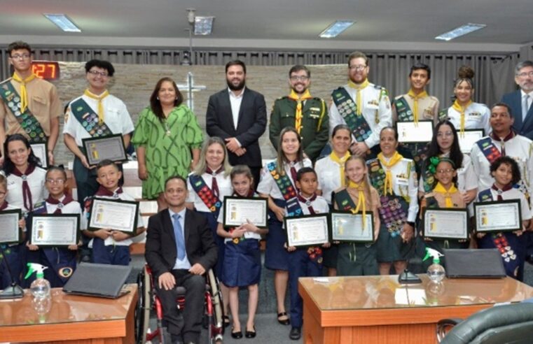 Integrantes dos clubes de Desbravadores e Aventureiros são homenageados na Câmara