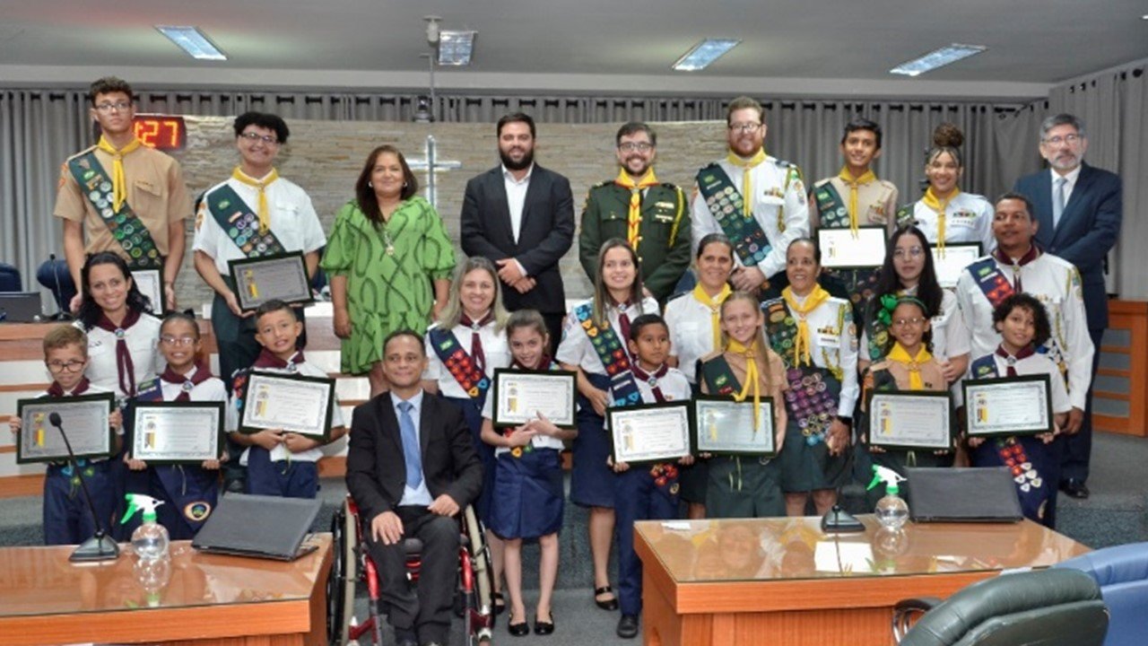 Integrantes dos clubes de Desbravadores e Aventureiros são homenageados na Câmara