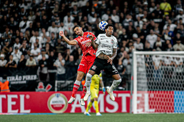 Flamengo vence na estreia de Sampaoli e Corinthians tropeça na Arena