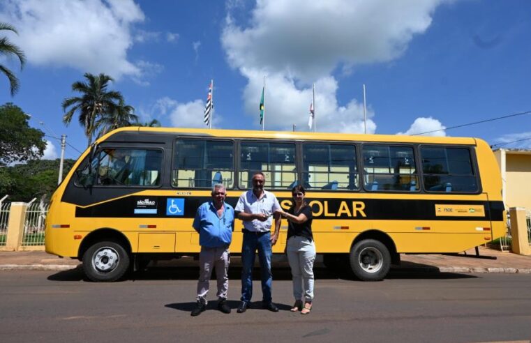 Prefeitura de Colina entrega mais um ônibus para o transporte escolar