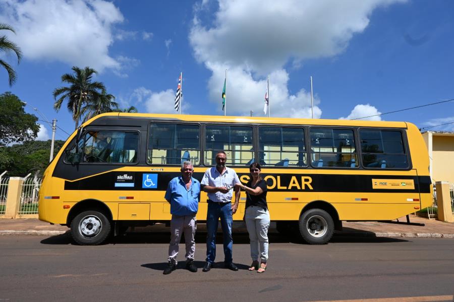 Prefeitura de Colina entrega mais um ônibus para o transporte escolar