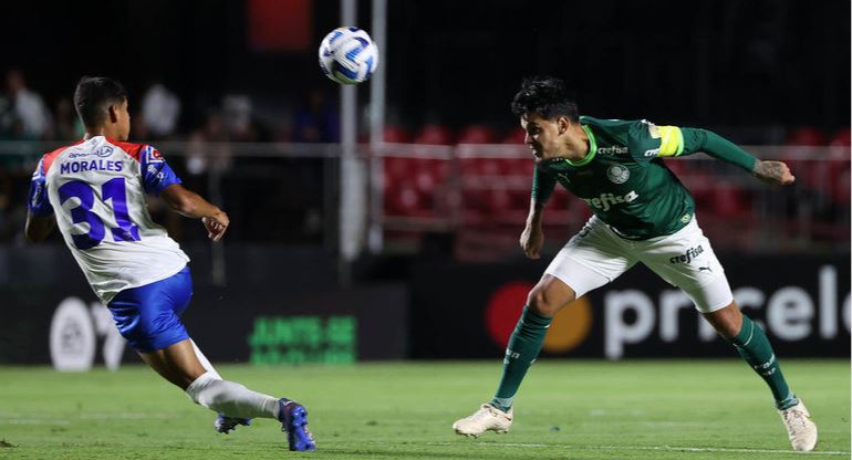 Palmeiras vira, vence a primeira e embola o Grupo C da Libertadores